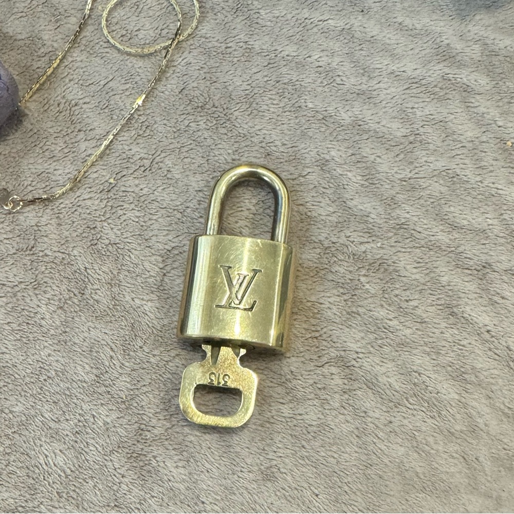 Louis Vuitton lock and key 🔐 Auth